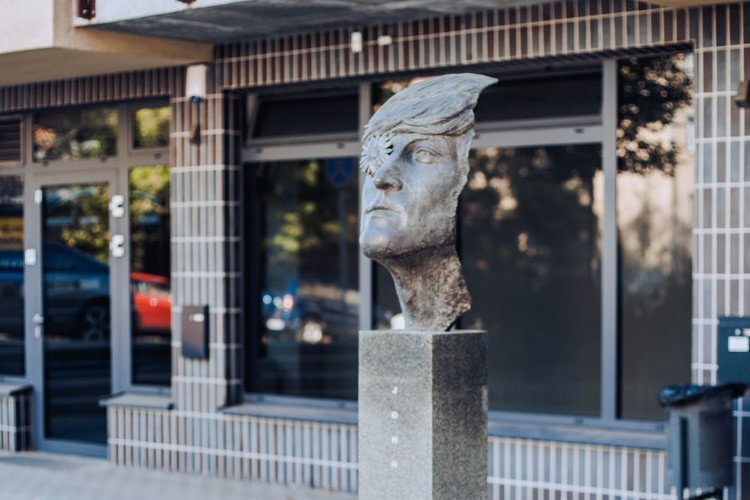 Monument to John Lennon 