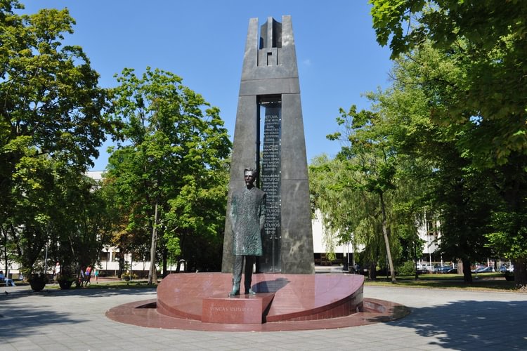 Памятник Винцасу Кудирке