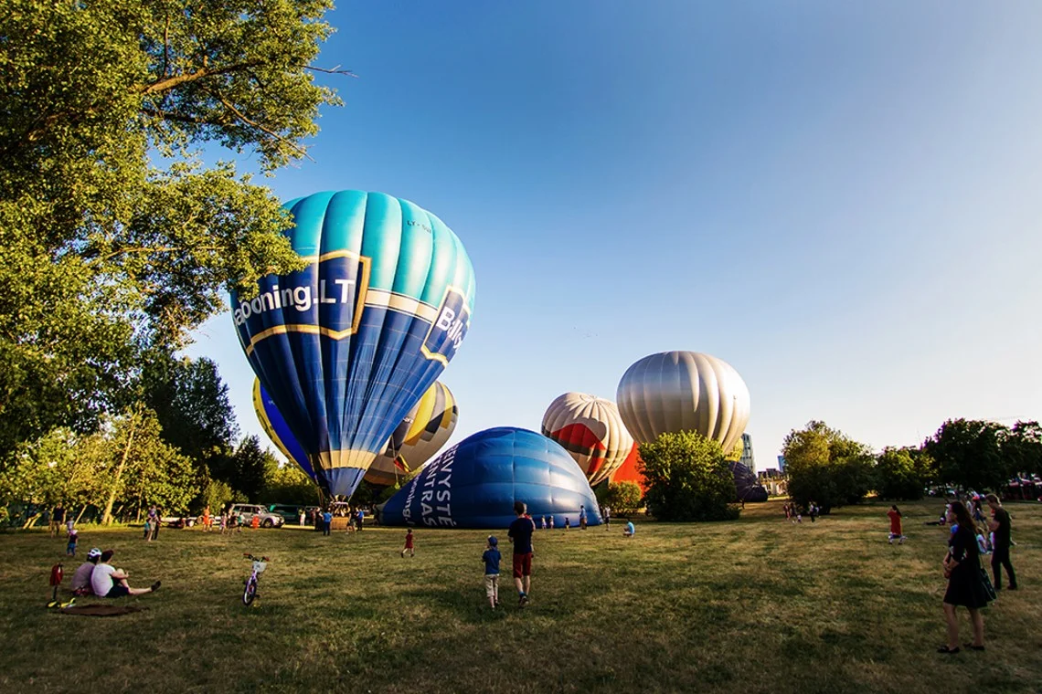 Ciro Paradox Meisje Hot-Air Ballooning over Vilnius Old Town | Go Vilnius