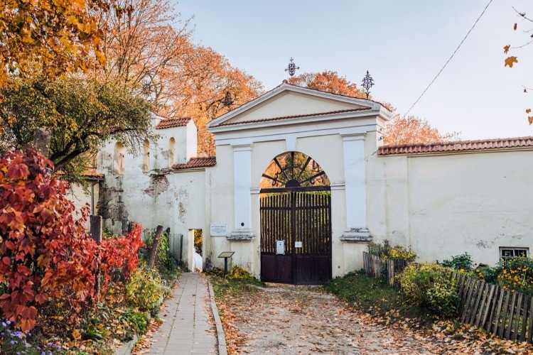 Cmentarz Bernardyński: spokojne miejsce na spacer