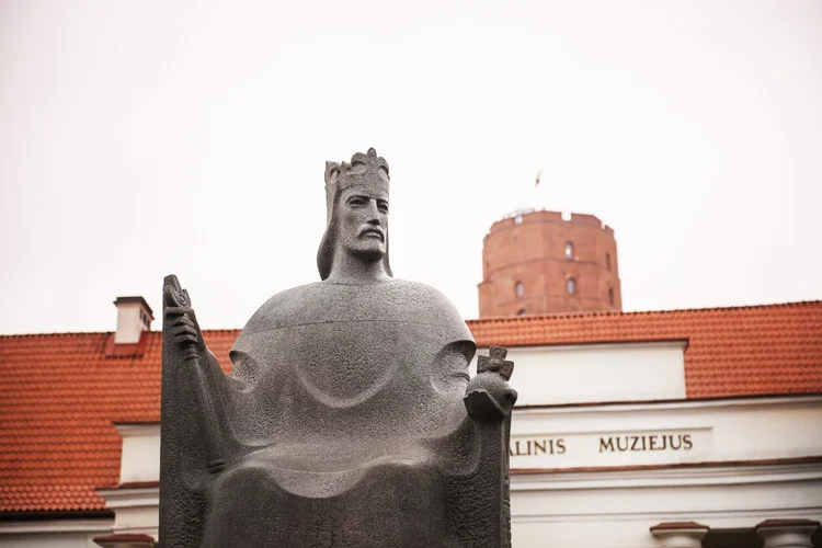 Памятник королю Миндаугасу  