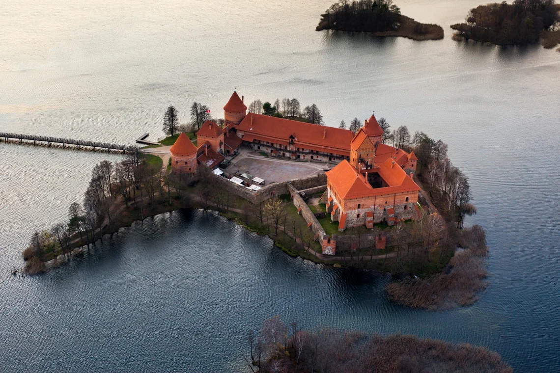Потрясающий средневековый островной замок