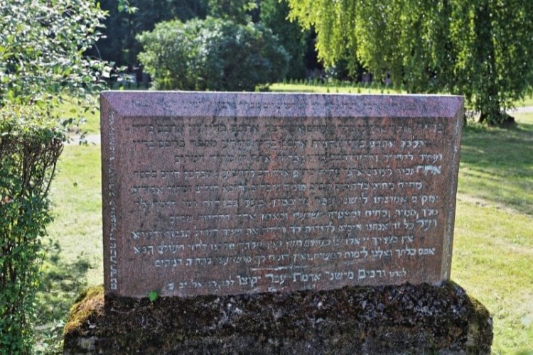 Памятник на бывшем еврейском кладбище