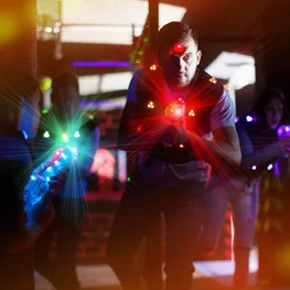 Pozytywnych emocji i adrenaliny – z gier laserowych