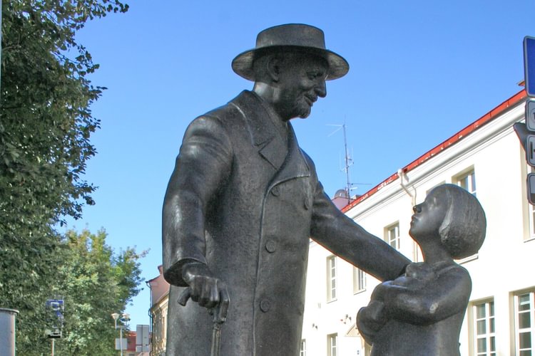 Monument to Legendary Zemach Shabad