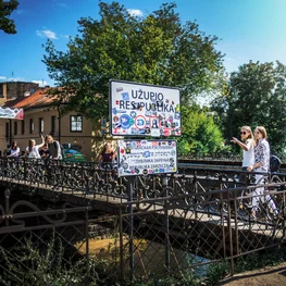 Brücke von Užupis und grenzposten