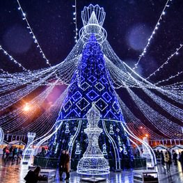 [2019] Chess Queen-like Christmas Tree Lit Up in Vilnius