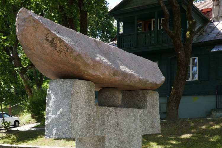 Čijunės Sugiharos paminklas