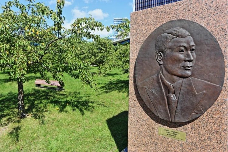 Čijunės Sugiharos alėja ir paminklas