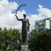 Skulptūra „Pirmosios kregždės“