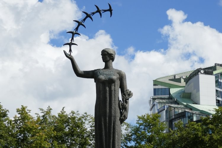 Skulptūra „Pirmosios kregždės“