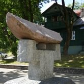Paminklas Čijunei Sugiharai, Pamėnkalnio g. 12