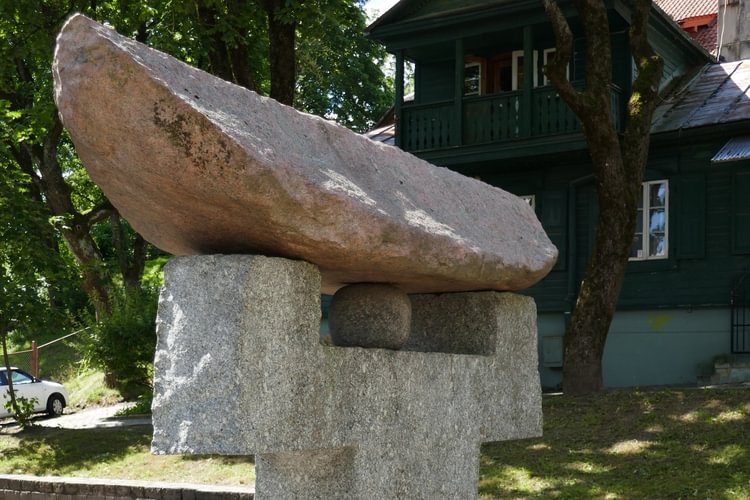 Paminklas Čijunei Sugiharai, Pamėnkalnio g. 12