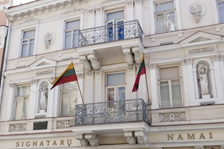 Signatarų namai