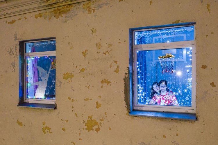 Kalėdųų pasaulyjee arba Šv. Mikalojus krauna iš viršaus