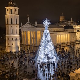 [2021] Giant Snowflake-Covered Modern Christmas Tree Popped Up in Vilnius’ Main Square