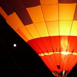 Nocny pokaz ogni i światła balonów na ogrzane powietrze „Wilno: 700 lat młode. Legenda” 