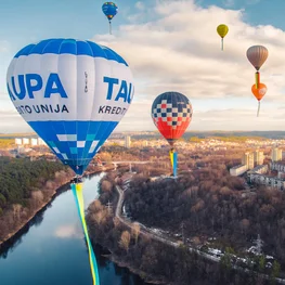 Palaikydami Ukrainą į sostinės dangų pakilo įspūdingo dydžio vėliavomis pasipuošę oro balionai