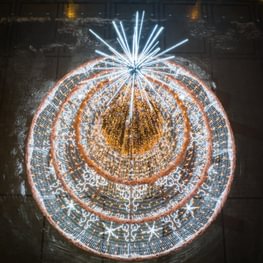[2022] Christmas Tree as Giant 700th Anniversary Birthday Cake: Vilnius Officially Embarks Upon Holiday Season