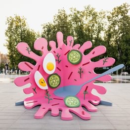 Menininkė Jolita Vaitkutė sukūrė unikalią instaliaciją šaltibarščių festivaliui: kviečia įlipti į išsitaškiusią sriubą 