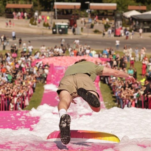 Prasidėjo Šaltibarščių festivalis – šimtai žmonių leidosi čiuožykla į didžiausią dirbtinį šaltibarščių dubenį  (nuotraukų galeri