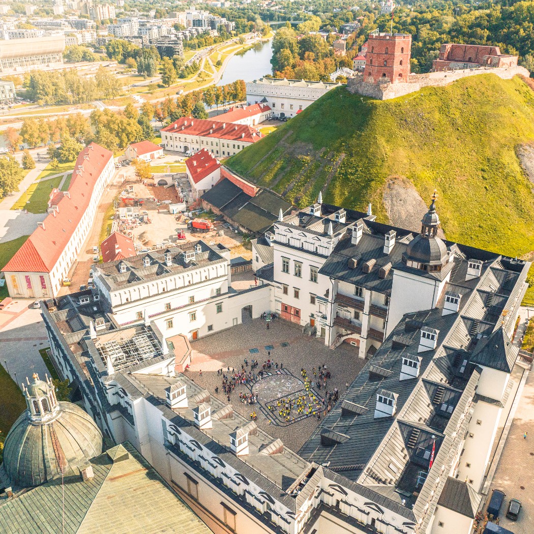 Valdovų rūmų kieme šimtai moksleivių iš visos Lietuvos rašė palinkėjimus 700 metų švenčiančiam Vilniui (nuotraukų galerija) 