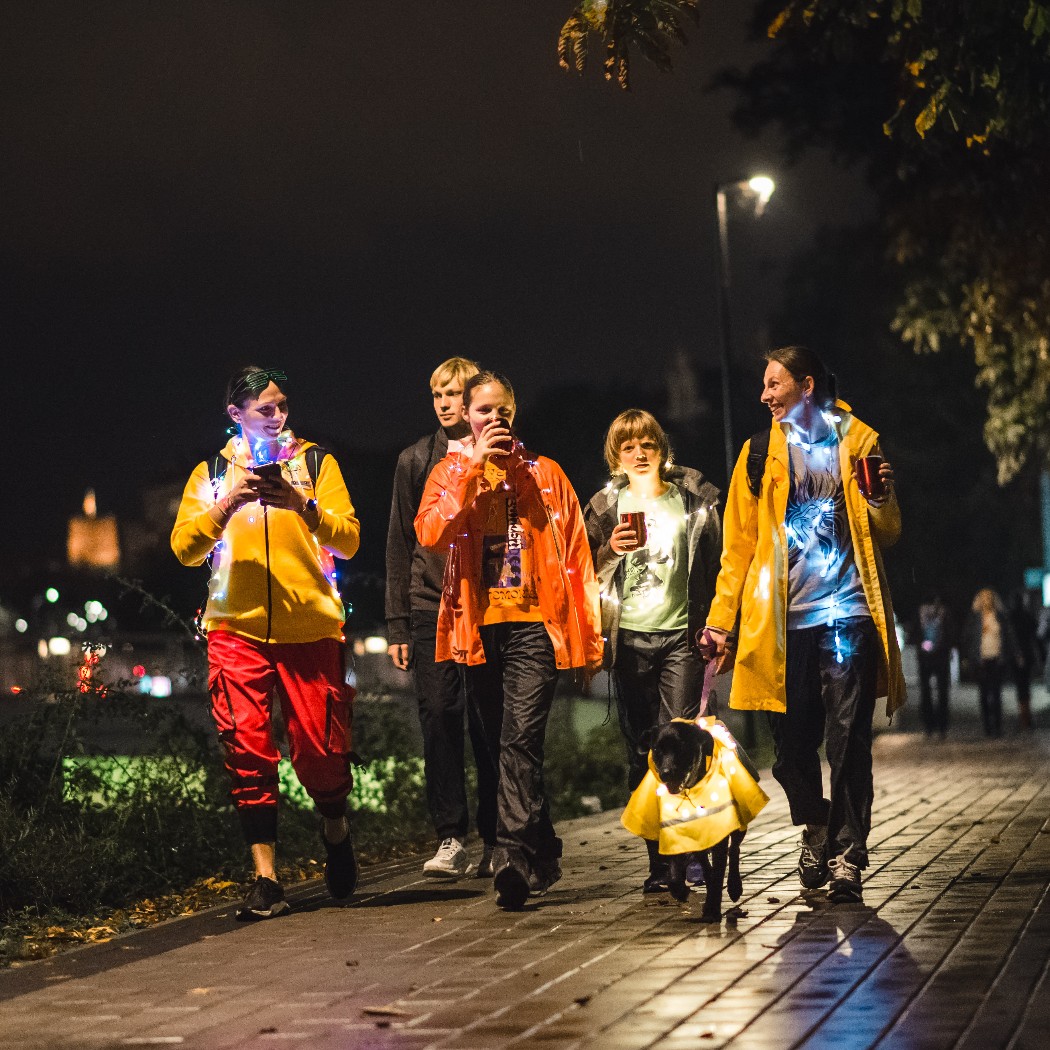 Turizmo dienai skirtame naktiniame žygyje po Vilnių nepaisant lietaus dalyvavo apie tūkstantį žmonių (nuotraukų galerija) 