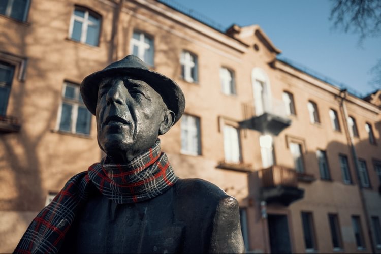 Sculpture of Leonard Cohen