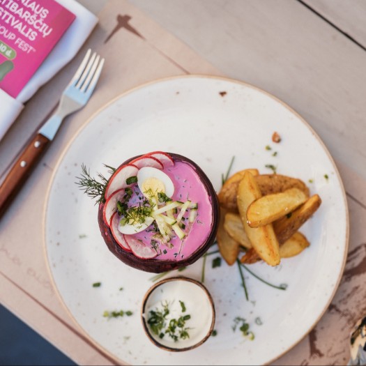 Latviams – išskirtinis kvietimas į Vilniaus šaltibarščių festivalį: įteiks 1 000 šios sriubos porcijų