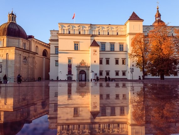 1. Valdovų rūmai