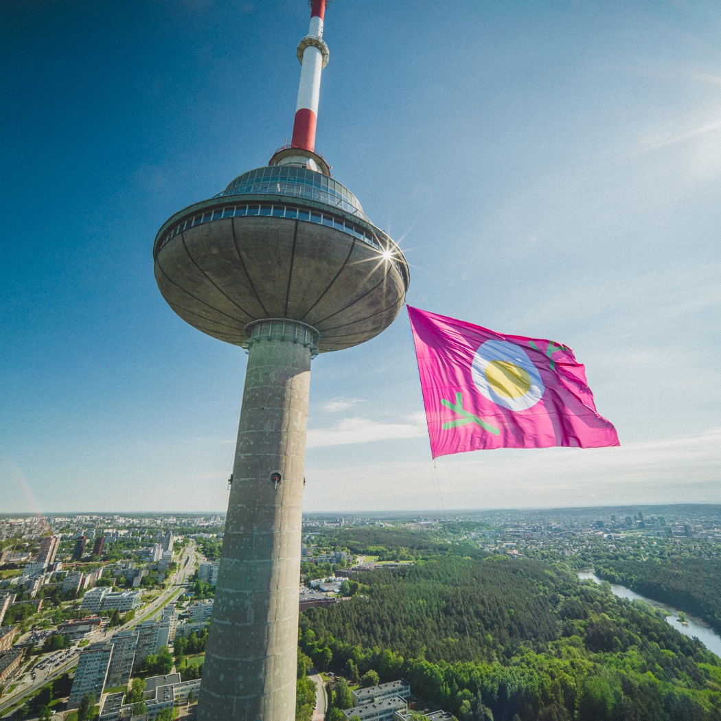 Milžiniška šaltibarščių vėliava ant Vilniaus TV bokšto oficialiai atidarė rožinės sriubos sezoną 