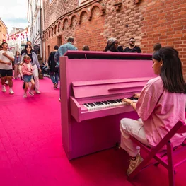 Vilnius Streets Turn into Rivers of Pink Soup as Thousands Celebrate at Vilnius Pink Soup Fest