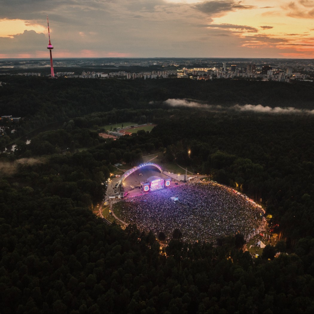 Tūkstančiai žmonių Vingio parke šventė Vilniaus gimtadienį: nuo komikų pasirodymų iki elektronikos po žvaigždėmis 