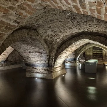 Cathedral Crypts and Medieval History Tour 