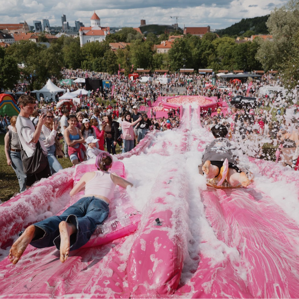 „Vilnius Pink Soup Fest“ grįžta: daugiau dienų, nauja vieta ir milžiniška rožinė čiuožykla nuo Baltojo tilto