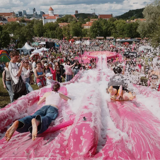 „Vilnius Pink Soup Fest“ grįžta: daugiau dienų, nauja vieta ir milžiniška rožinė čiuožykla nuo Baltojo tilto