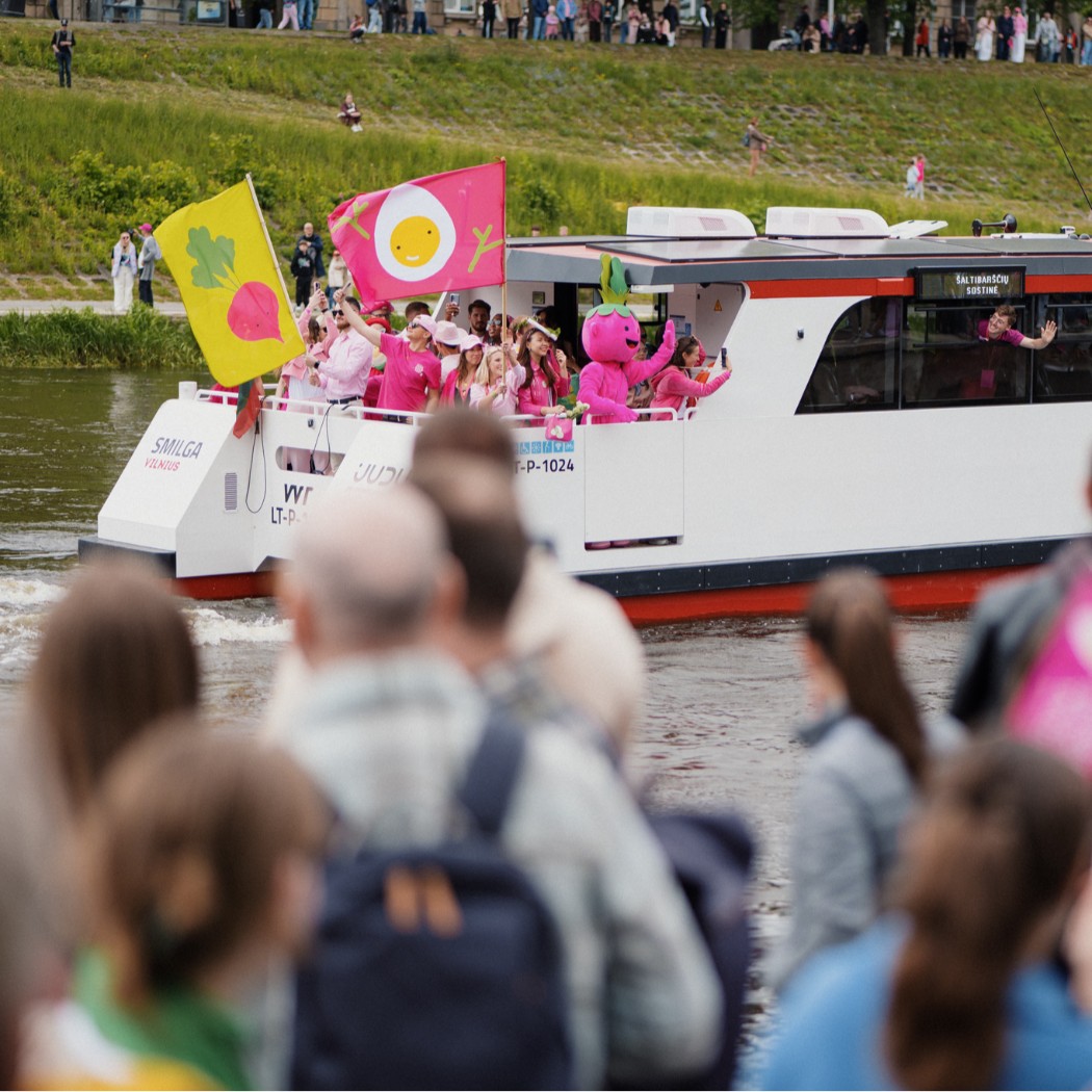 Šaltibarščių paradas pritraukė minias į „Vilnius Pink Soup Fest“