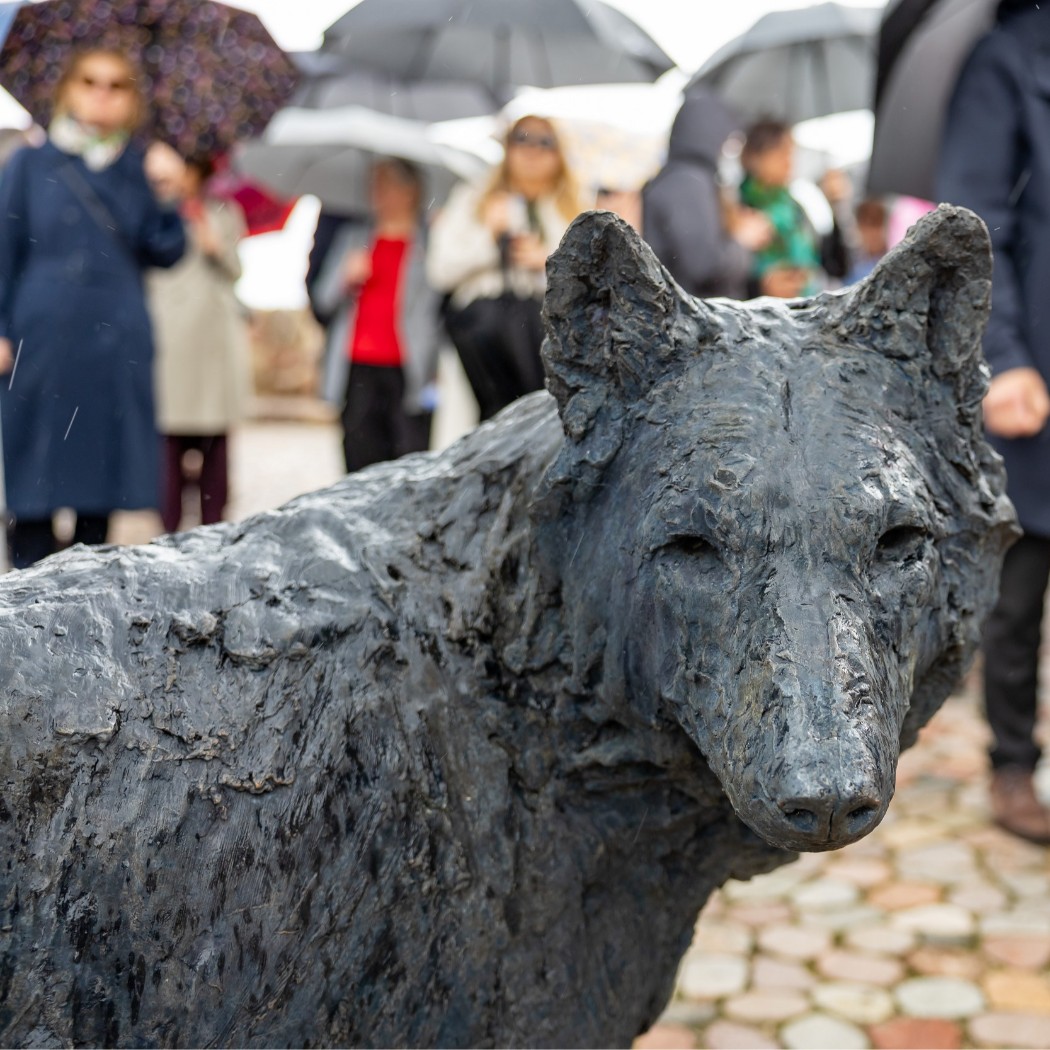 Vilnius and Rome: Capitals Connected by Mythical Wolves Install Italian Artwork on Gediminas Hill 