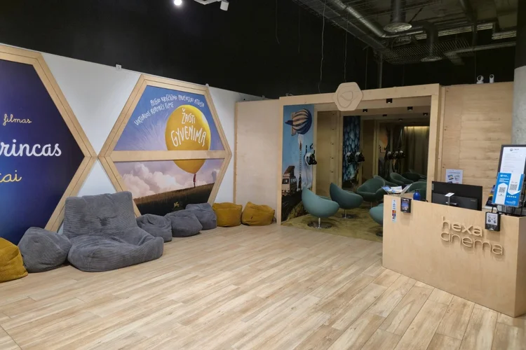 Hexa Cinema – Virtual Reality Cinema Space