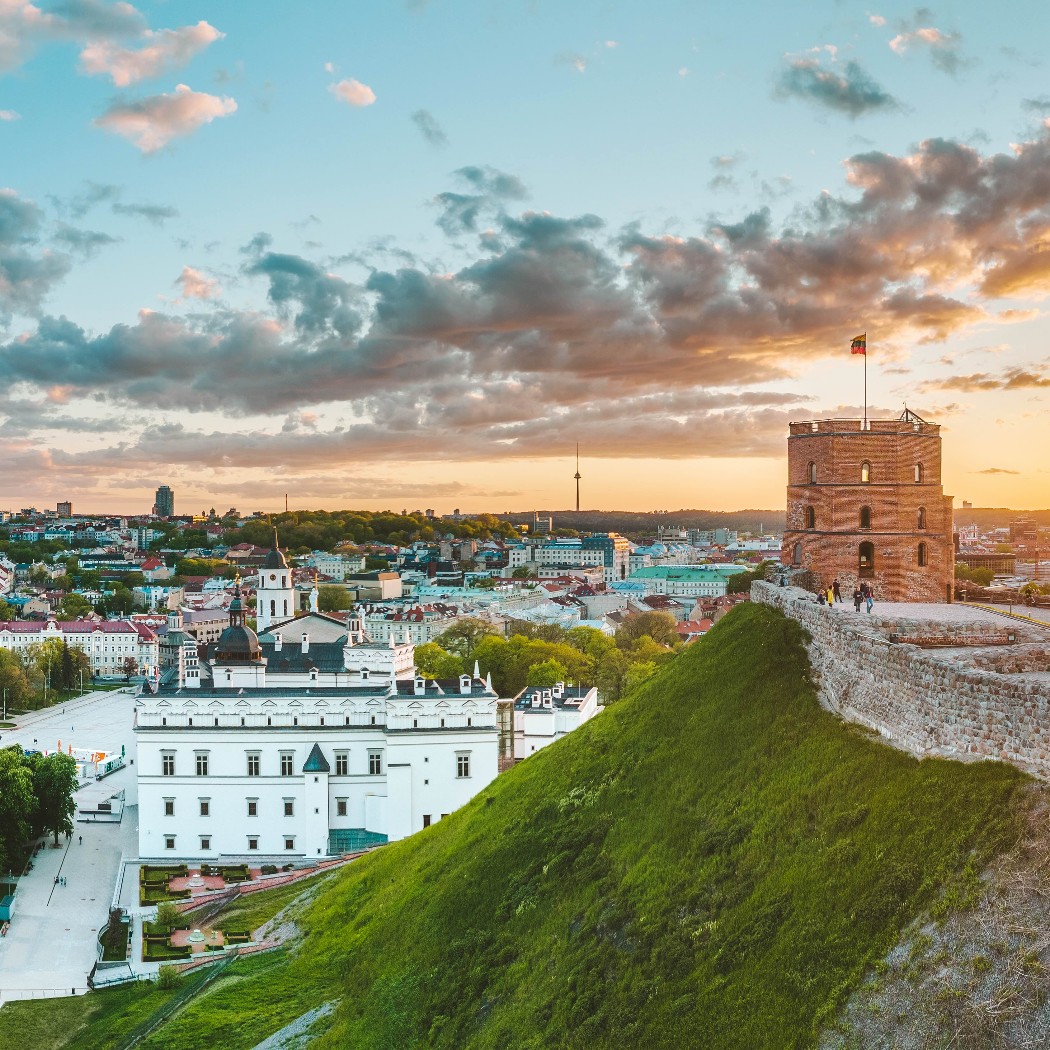 Turizmo generuojama ekonominė nauda Vilniuje pernai išaugo iki 833 mln. eurų: užsieniečiai užsibūna ilgiau, išleidžia daugiau