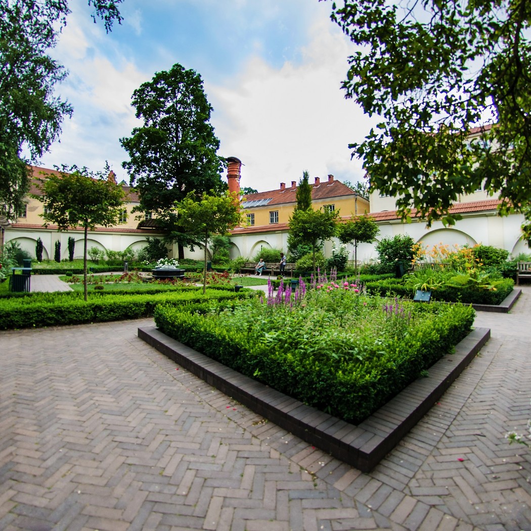 Onet pencils a night of 1930s foxtrots into Vilnius’s Bernardine Garden